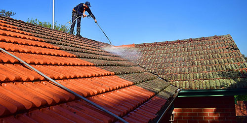 Demoussage et nettoyage de toiture à Enghien-les-Bains (95880) dans le Val d'Oise 95